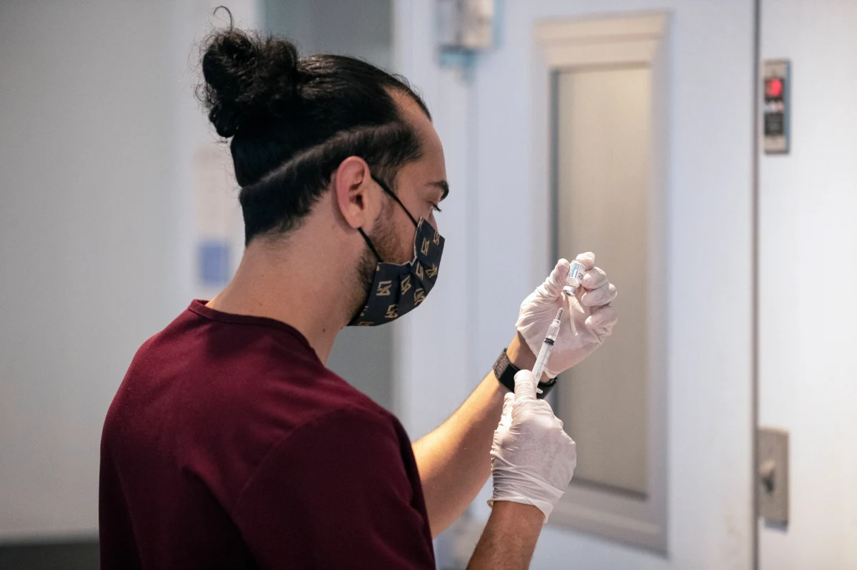 Burmistrz Nowego Jorku Bill de Blasio ogłosił, że pracownicy służby zdrowia będą musieli się zaszczepić, albo przedstawiać co tydzień wyniki testu na obecność koronawirusa. Do tek pory zaszczepiło się 60 proc. z nich.