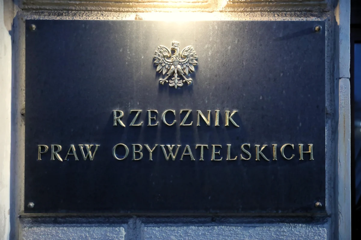 W czasie, kiedy w Polsce nie ma urzędującego Rzecznika Praw Obywatelskich, do jego biura trafiło ponad 400 spraw wymagających interwencji. Dziś mija dokładnie tydzień od opuszczenia urzędu przez Adama Bodnara. Jego następca, zatwierdzony wczoraj przez Senat, dopiero jutro złoży ślubowanie i będzie mógł przejąć obowiązki RPO.