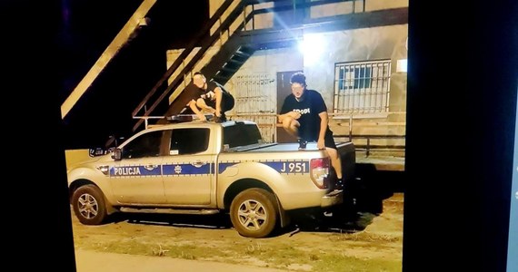 Policjanci z Ozimka zatrzymali dwóch nastolatków z powiatu strzeleckiego, którzy najpierw urządzili sobie skakanie po radiowozach, a później pochwalili się swoim wyczynem w mediach społecznościowych. Teraz za uszkodzenie mienia grozi im nawet do 5 lat więzienia.
