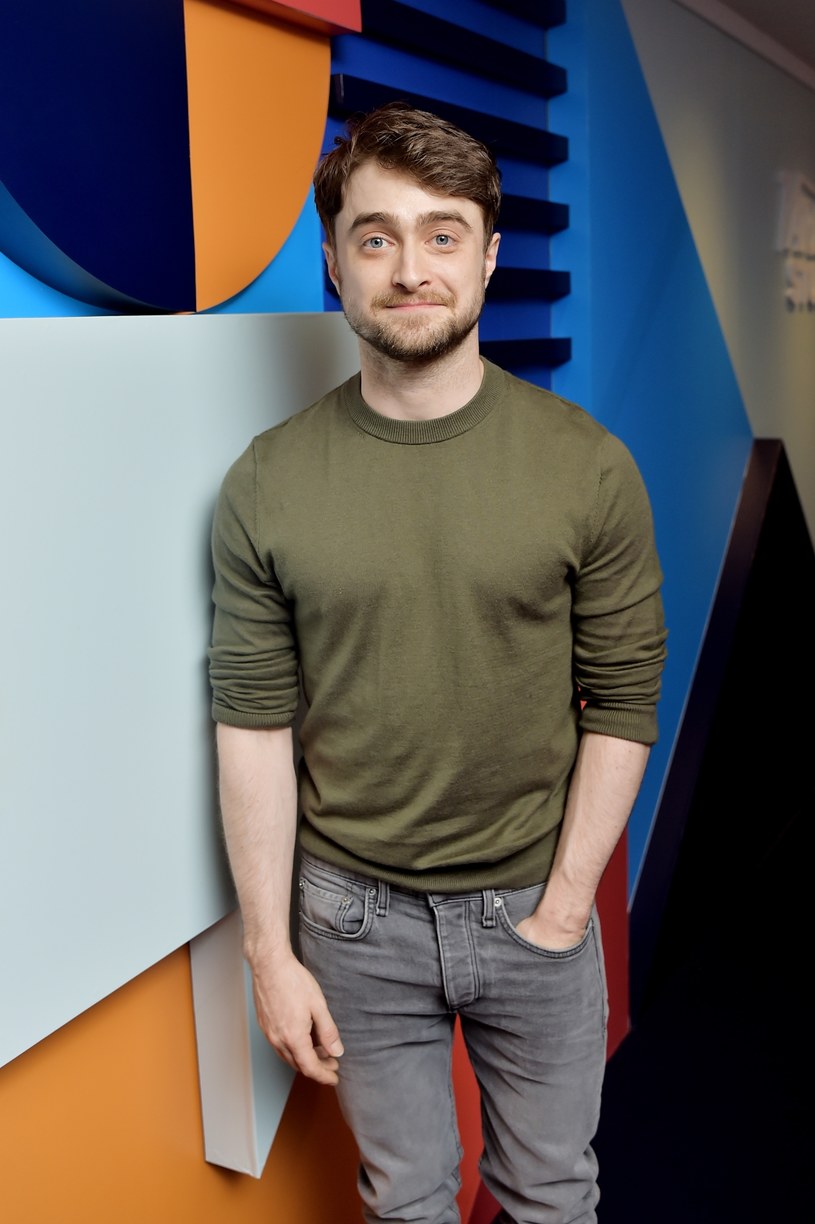 ​Daniel Radcliffe ujawnił, że marzy mu się wystąpienie w serii "Szybcy i wściekli". Odtwórca roli Harry'ego Pottera podkreślił, że zagrałby w produkcji, o ile nie musiałby prowadzić auta, gdyż szczerze tego nie znosi. "Jazda samochodem to coś, czego najbardziej nienawidzę w mojej pracy. W prawdziwym życiu prawie tego nie robię. Mam prawo jazdy, ale jestem kiepskim kierowcą" - wyznał aktor.