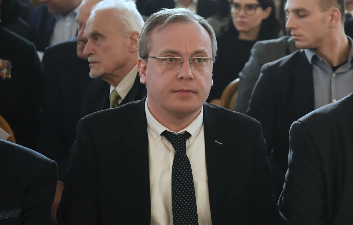 Właściwe organy państwa polskiego powinny podjąć określone działania, zmierzające do rychłego przywrócenia należnego autorytetu i powagi instytucjom władzy sądowniczej, kończąc tym samym trwający spór wokół reformy sądownictwa w Polsce - napisał prezes Izby Dyscyplinarnej SN Tomasz Przesławski. Ujawniające się z coraz większą ostrością spory, zarówno prawne, jak i te mające charakter polityczny, podważają autorytet wymiaru sprawiedliwości, a w konsekwencji także autorytet i prestiż państwa - dodał.