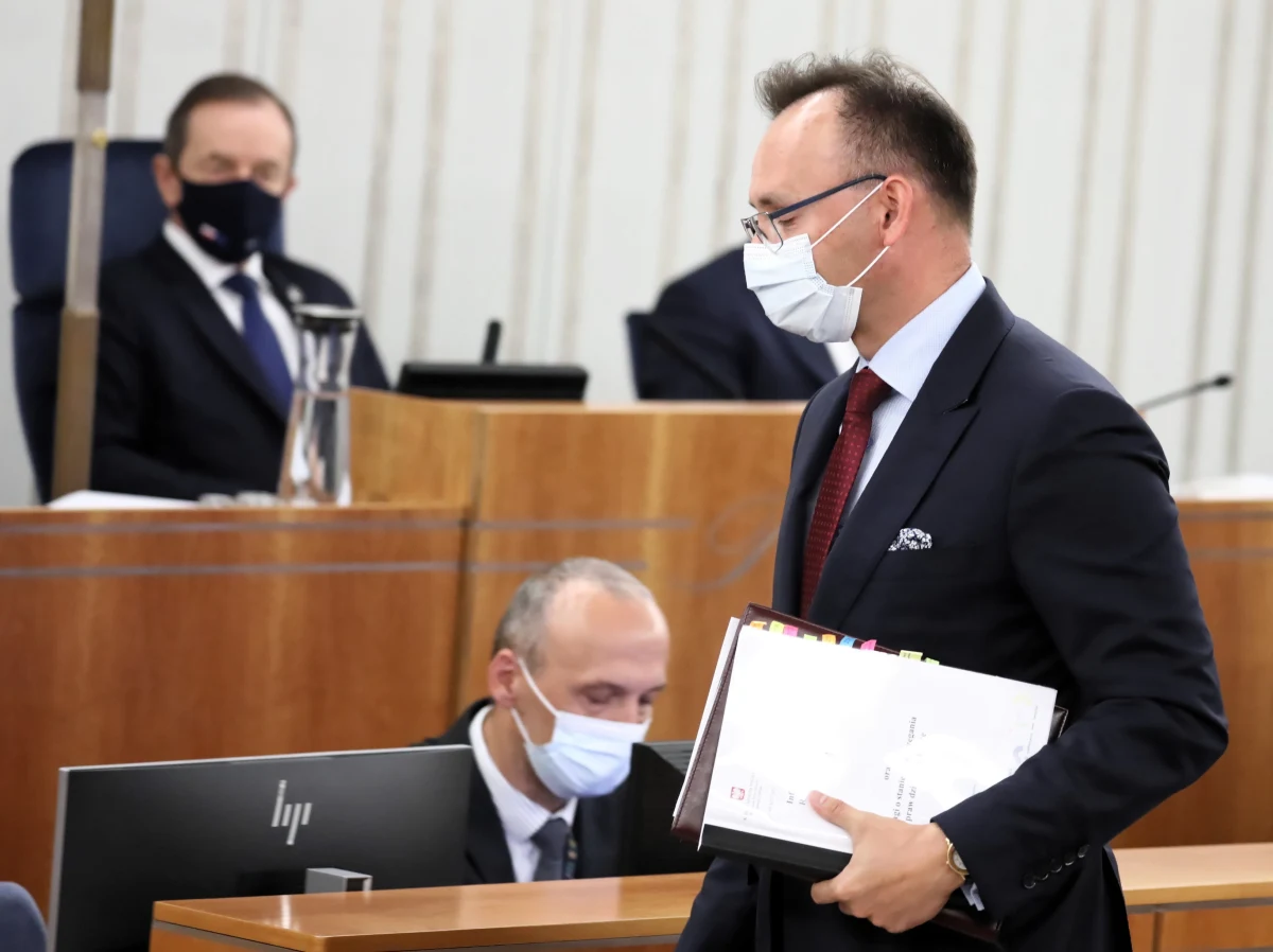 „Nie wyrażałem swojego prywatnego zdania, tylko przekazywałem pytania wątpiących” – wyjaśniał w czwartek w Senacie rzecznik praw dziecka Mikołaj Pawlak, pytany o swoją wypowiedź o szczepieniu dzieci przeciw Covid-19. Zapewnił, że nie jest przeciwnikiem szczepień i sam również planuje przyjąć preparat przeciw Covid-19.