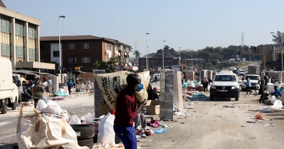 Władze RPA poinformowały w czwartek, że zamieszkach, do których doszło w połowie lipca, śmierć poniosło 337 osób, o 61 więcej niż podano dzień wcześniej. Prezydent Cyril Ramaphosa wysłał na ulice tysiące żołnierzy. W kraju panuje obecnie spokój.