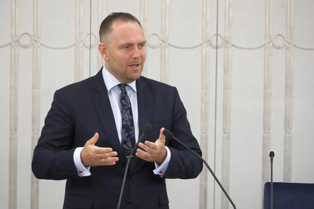 Senat przerwał do piątku wybór prezesa IPN, którym ma zostać dr Karol Nawrocki; przerwę w tej sprawie ogłosił wicemarszałek Senatu Bogdan Borusewicz. Przeciwni ogłoszeniu przerwy byli senatorowie PiS, m.in. wicemarszałek Senatu Marek Pęk, którzy określili zarządzenie przerwy jako skandal.