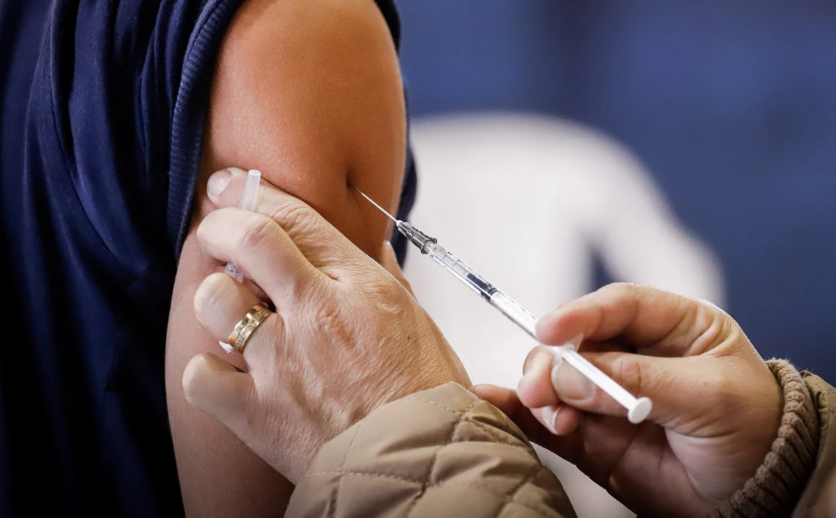 Mieszkańcy Islandii, którzy otrzymali jednodawkową szczepionkę Janssen (Johnson & Johnson), zostali zaproszeni na dodatkowe szczepienie w drugiej połowie sierpnia w celu wzmocnienia odporności na wysoko zakaźny wariant Delta koronawirusa. 