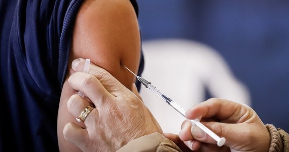 Mieszkańcy Islandii, którzy otrzymali jednodawkową szczepionkę Janssen (Johnson & Johnson), zostali zaproszeni na dodatkowe szczepienie w drugiej połowie sierpnia w celu wzmocnienia odporności na wysoko zakaźny wariant Delta koronawirusa. 