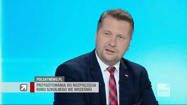 Minister edukacji i nauki Przemysław Czarnek zapewnił, że 1 września szkoły będą otwarte i wrócą do nich uczniowie. - Przygotowujemy się do nauki w trybie stacjonarnym, przygotowujemy także dodatkowe wsparcie dla organów prowadzących szkoły, żeby bezpieczeństwo dzieci było na jeszcze wyższym poziomie, przeznaczymy kolejne kilkadziesiąt milionów złotych. Szczegóły przedstawiamy w przyszłym tygodniu - zapowiedział.Minister podkreślił, że "czwarta fala pandemii na pewno nadejdzie" i jeśli będzie tak silna, jak trzecia, to "będziemy reagować konkretnymi decyzjami". - Na dziś tego nie przewidujemy, 1 września chcemy, żeby dzieci poszły do szkoły w trybie stacjonarnym - zaznaczył.- Jestem przeciwnikiem segregacji - powiedział, pytany o to, czy wszyscy nauczyciele powinni być zaszczepieni. - Cieszę się, że nauczyciele w zdecydowanej większości się zaszczepili, wciąż mogą to zrobić - dodał. Czarnek przyznał, że nie zgadza się z opinią PAN, zgodnie z którą w szkołach powinny pracować tylko zaszczepione osoby. - Wszyscy nauczyciele wrócą do pracy 1 września - zadeklarował.Fragment programu "Gość Wydarzeń", emitowanego na antenie Polsat News.