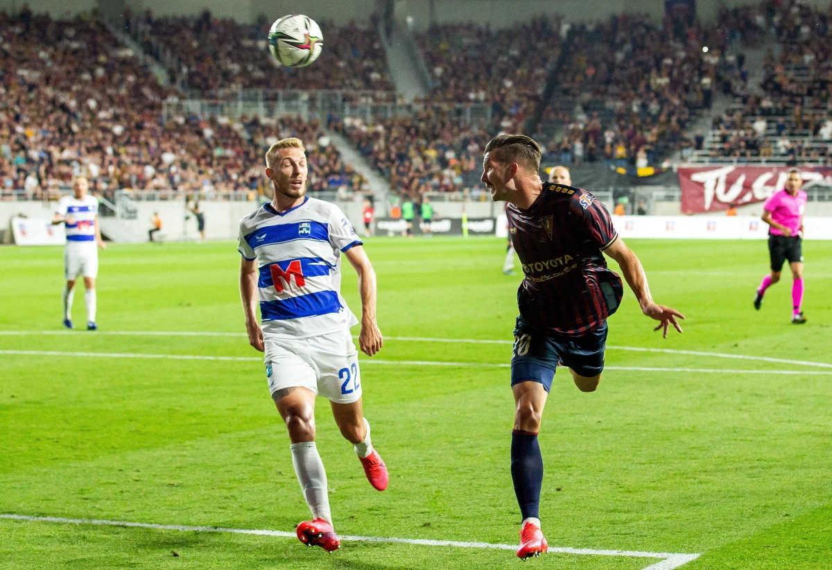 Pogoń Szczecin bezbramkowo zremisowała z NK Osijek w pierwszym meczu drugiej rundy kwalifikacji piłkarskiej Ligi Konferencji Europy. Rewanż odbędzie się za tydzień w Chorwacji.