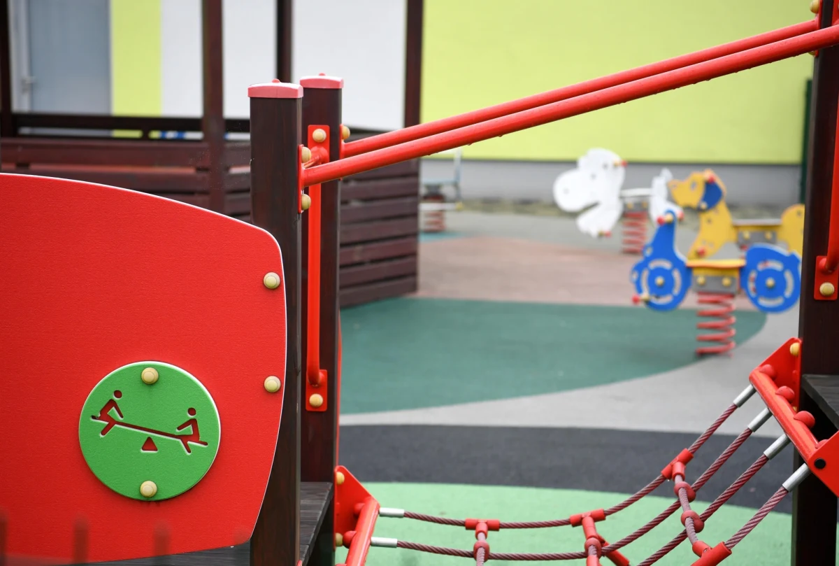 Nawet 13 proc. polskich rodziców żałuje, że zdecydowało się na posiadanie dziecka - wynika z badania Uniwersytetu SWPS. Rodzice, którzy żałują posiadania dzieci częściej mieli traumatyczne dzieciństwo, mają wyższy poziom objawów depresyjnych i niepokoju - zaznaczają naukowcy. 