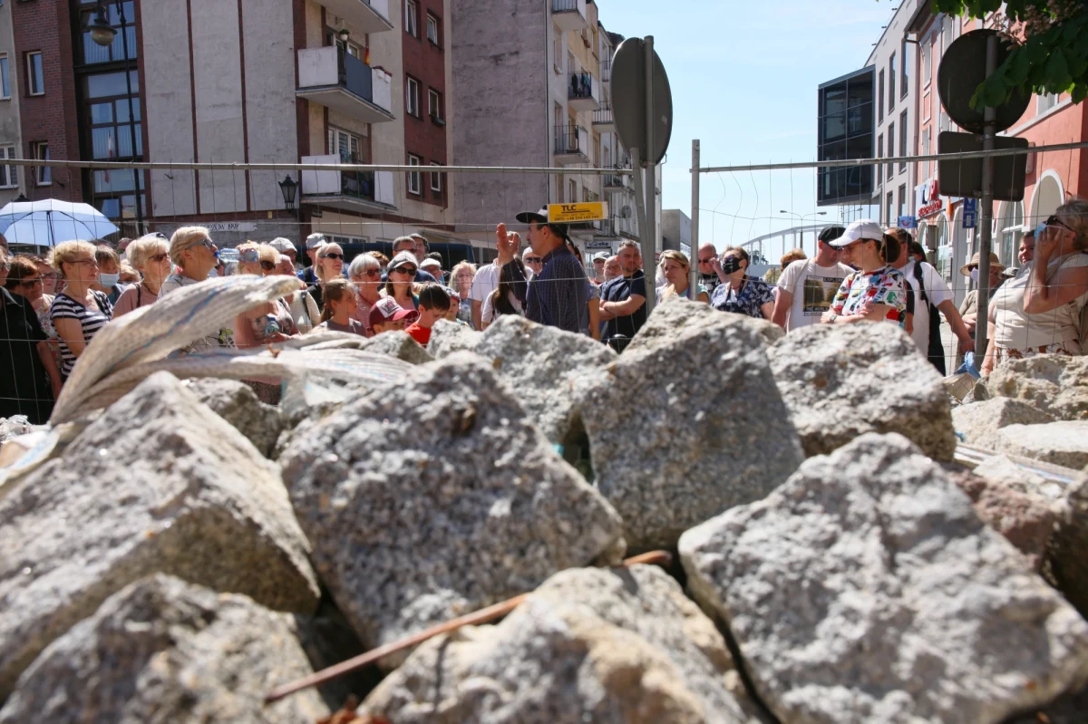 Od piątku prowadzący sklepiki szkolne, piloci wycieczek i przewodnicy turystyczni, którzy ponieśli straty z powodu pandemii mogą składać wnioski o świadczenie postojowe i zwolnienie z opłacania składek - przypomina rzecznik Zakładu Ubezpieczeń Społecznych Paweł Żebrowski.
