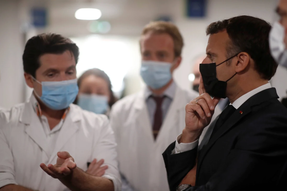 Po długiej i burzliwej debacie Zgromadzenie Narodowe, niższa izba francuskiego parlamentu, przyjęła w piątek nad ranem nową ustawę antycovidową. Mowa jest w niej o rozszerzeniu certyfikatu sanitarnego i obowiązkowych szczepieniach dla pracowników służby zdrowia.