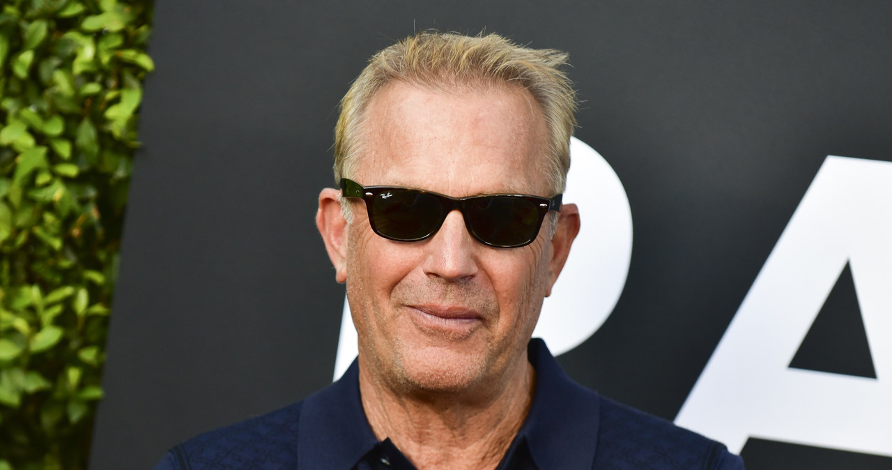 Kevin Costner przyznaje, że w dzieciństwie wakacje oznaczały dla niego wspólne podróże samochodem, w dodatku bez klimatyzacji. W trakcie wycieczek zawsze siedział z bratem na tylnym siedzeniu. Niewygoda? Nie dla Kevina Costnera, który w ten właśnie sposób podróżuje najchętniej i dziś. Aby przekonać innych do tej formy zwiedzania, postanowił nawet współtworzyć aplikację HearHere.