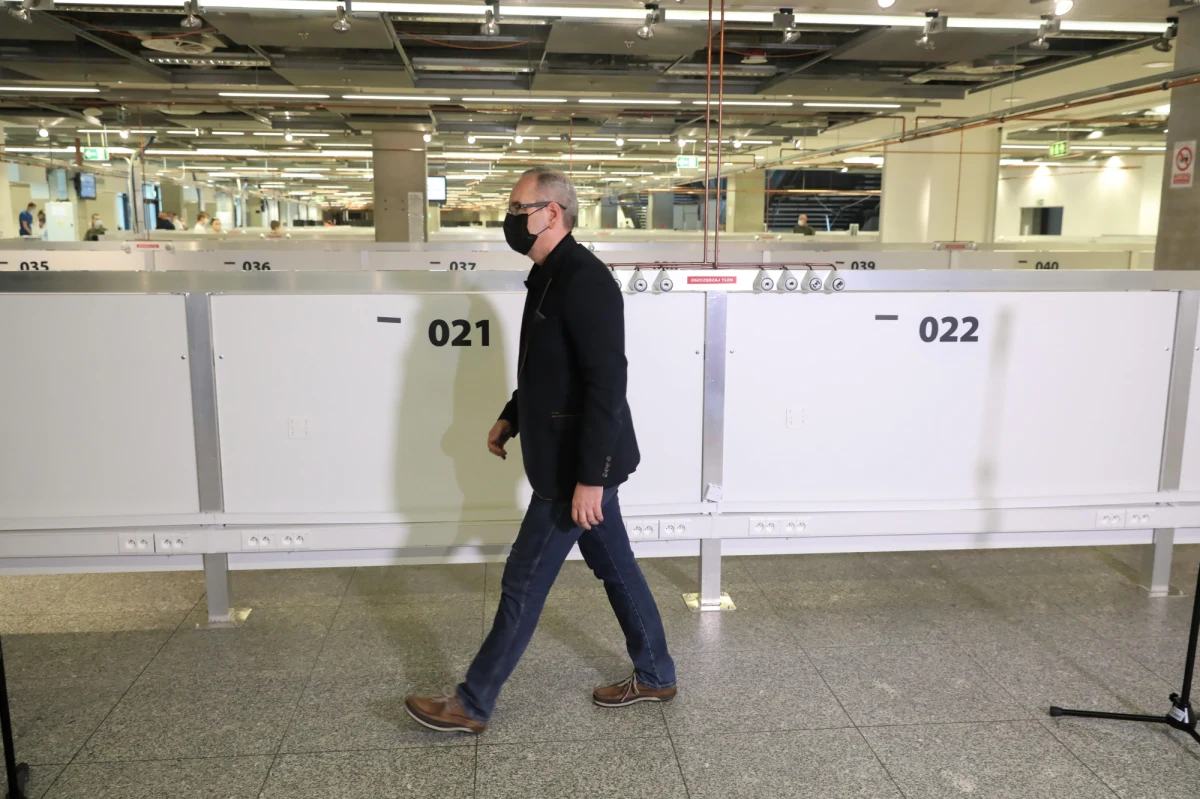 Czwarta fala pandemii będzie inna niż dotychczasowe. Najgorszy scenariusz mówi o zachorowaniach w przedziale 10-15 tys. dziennie. W Europie widać, że zakażenia nie przekładają się w takim stopniu, jak poprzednio na hospitalizację - powiedział minister zdrowia Adam Niedzielski.
