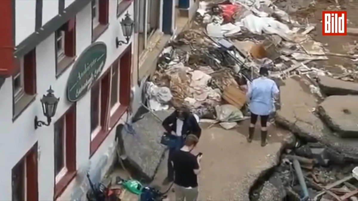 Niemiecka reporterka stacji RTL może stracić pracę po tym, jak przyłapano ją na kłamstwie. Susanna Ohlen udawała, że pomaga powodzianom – w rzeczywistości kobieta po prostu wysmarowała się błotem, by uatrakcyjnić swój materiał telewizyjny.