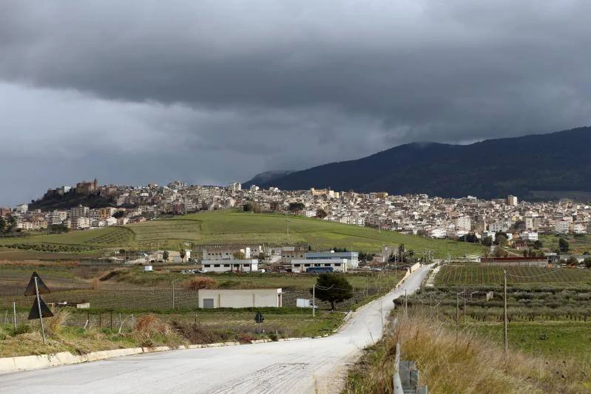 Władze miasteczka Sambuca na Sycylii wystawiły na sprzedaż 20 kolejnych domów za symboliczną cenę 2 euro. To druga odsłona inicjatywy, w ramach której dwa lata temu zaoferowano 16 obiektów po 1 euro. Napłynęło wtedy 77 tysięcy zgłoszeń z całego świata. Domy zostaną sprzedane w ramach aukcji.