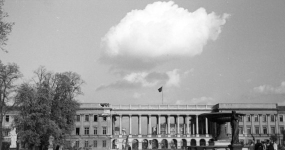 Sejm uchwalił w piątek ustawę o przygotowaniu i realizacji inwestycji w zakresie odbudowy Pałacu Saskiego, Pałacu Brühla oraz kamienic przy ulicy Królewskiej w Warszawie. Wcześniej posłowie przyjęli poprawkę stanowiącą, że kandydata do Rady Odbudowy zgłasza m.in. marszałek Sejmu.