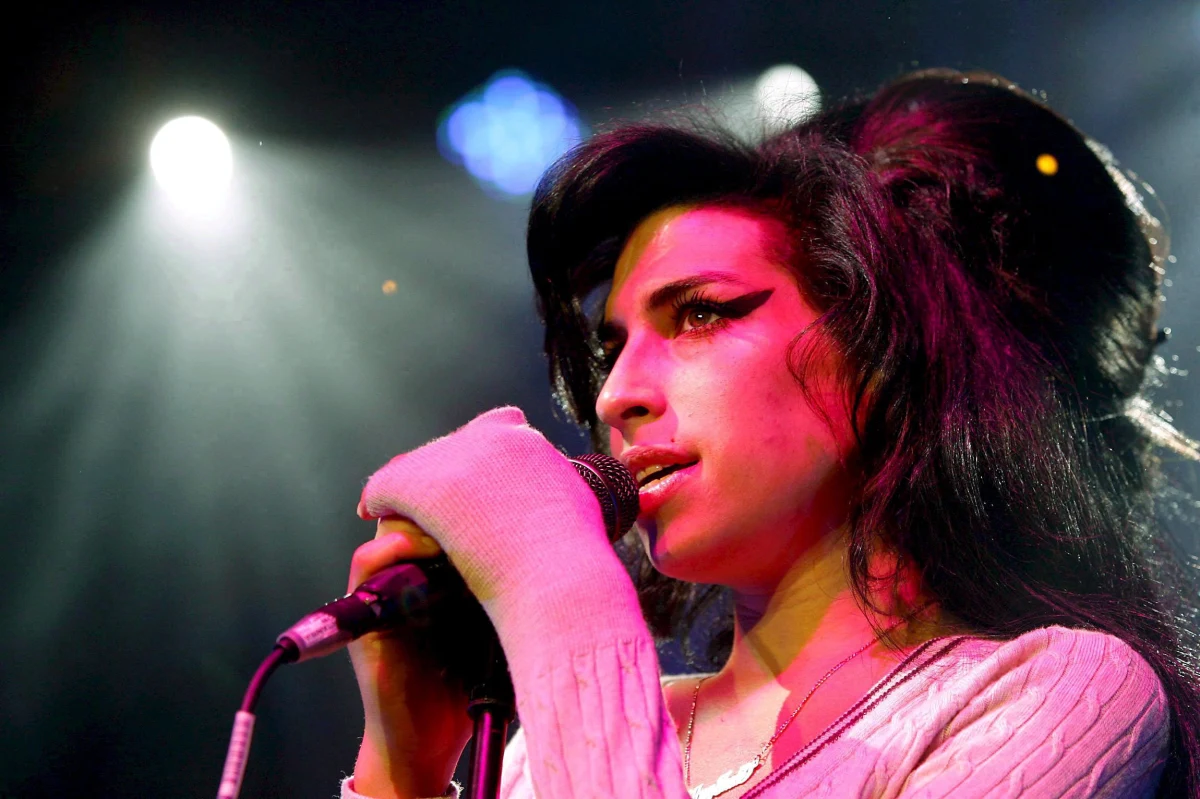 To już 10 lat. Dziś mija dekada od śmierci Amy Winehouse, brytyjskiej wokalistki o niezapomnianym głosie. Nasz korespondent Bogdan Frymorgen przypomina sylwetkę artystki. 