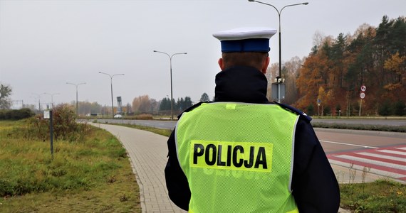 Za czynną napaść na funkcjonariuszy, naruszenie ich nietykalności, znieważenie i posiadanie narkotyków odpowie 47-latek z małopolskiego Żabna, który nie zatrzymał się do kontroli drogowej, a podczas interwencji policjantów zamachnął się na jednego z nich siekierą.