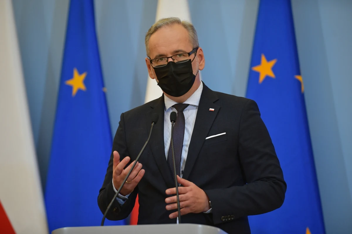 Rząd bierze pod uwagę regionalizację obostrzeń; parametrem w dużej mierze decydującym będzie regionalny poziom wyszczepienia, bo on się przekłada na ryzyko związane m.in. z hospitalizacjami - powiedział na konferencji prasowej minister zdrowia Adam Niedzielski.