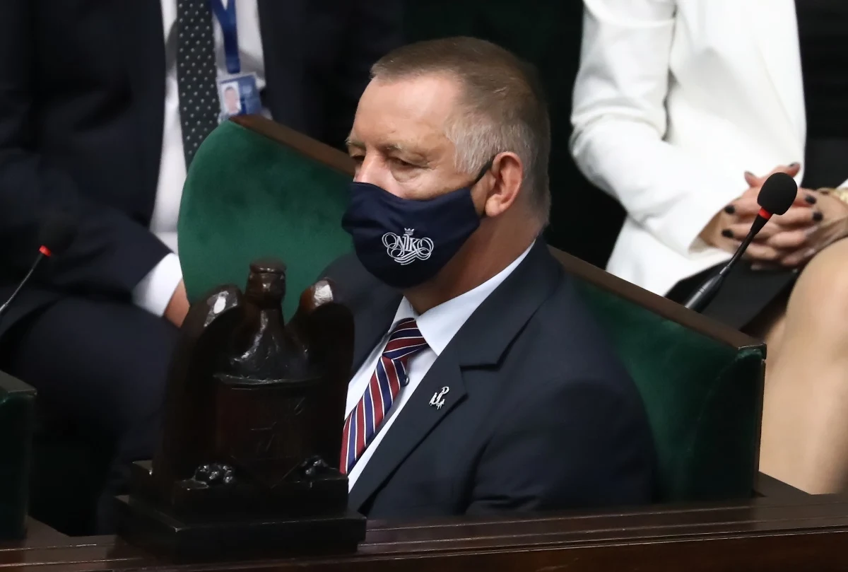 ​Syn prezesa Najwyższej Izby Kontroli Mariana Banasia został zatrzymany przez Centralne Biuro Antykorupcyjne w Małopolsce. Razem z nim w ręce służb wpadł dyrektor Izby Skarbowej w Krakowie. Chodzi o śledztwo prowadzone w sprawie fałszywych oświadczeń majątkowych składanych przez osobę pełniącą funkcję publiczną.