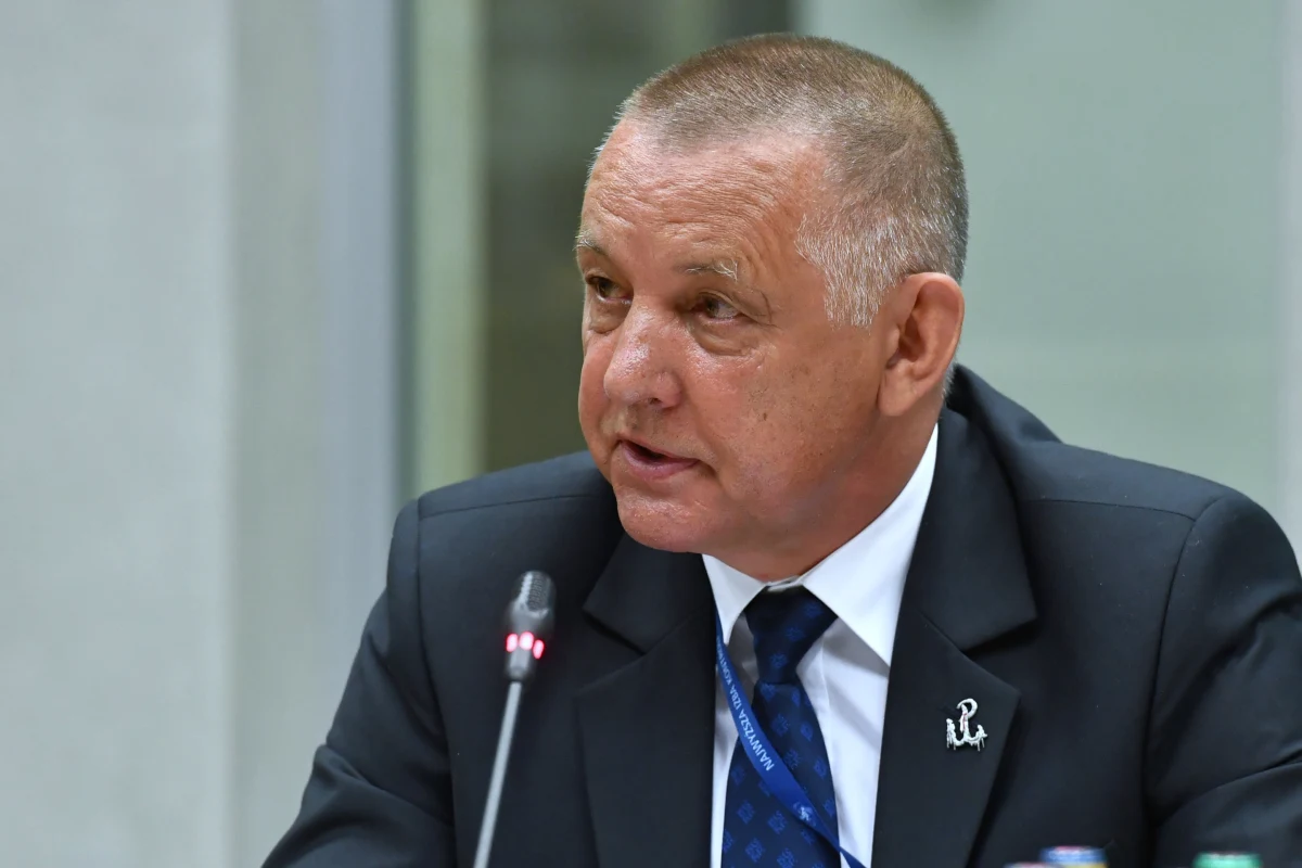 Prokurator Generalny Zbigniew Ziobro wystąpił dzisiaj do marszałek Sejmu Elżbiety Witek o zgodę na pociągnięcie do odpowiedzialności karnej prezesa Najwyższej Izby Kontroli Mariana Banasia. Stało się to – przekazała Prokuratura Krajowa – na wniosek Prokuratury Regionalnej w Białymstoku. Śledczy – jak czytamy w oficjalnym komunikacie – zamierzają postawić szefowi NIK kilkanaście zarzutów, w tym podania nieprawdy w oświadczeniach majątkowych i deklaracjach podatkowych. Również dzisiaj, wczesnym popołudniem, agenci Centralnego Biura Antykorupcyjnego zatrzymali syna Banasia, Jakuba Banasia.