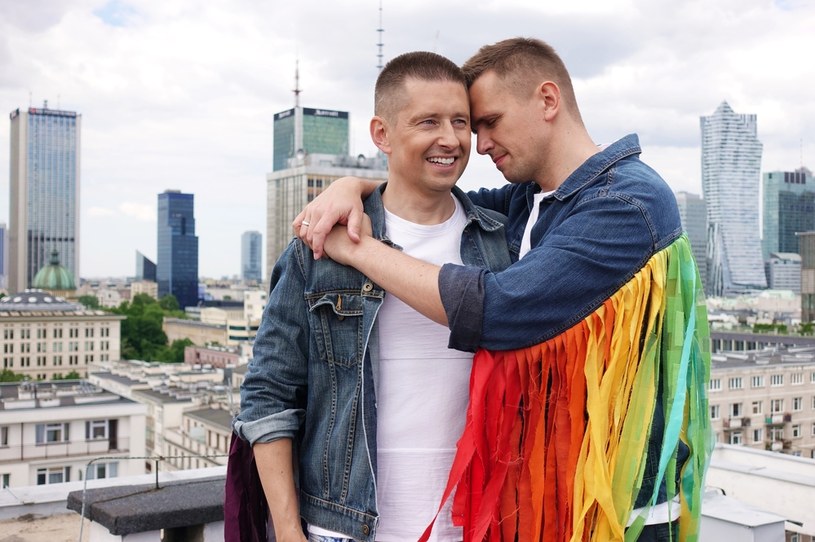 Znana para gejów Jakub i Dawid chce wystąpić w konkursie Premier na tegorocznym festiwalu w Opolu. O zarejestrowaniu ich zgłoszenia przez TVP poinformowali na swoim profilu społecznościowym.