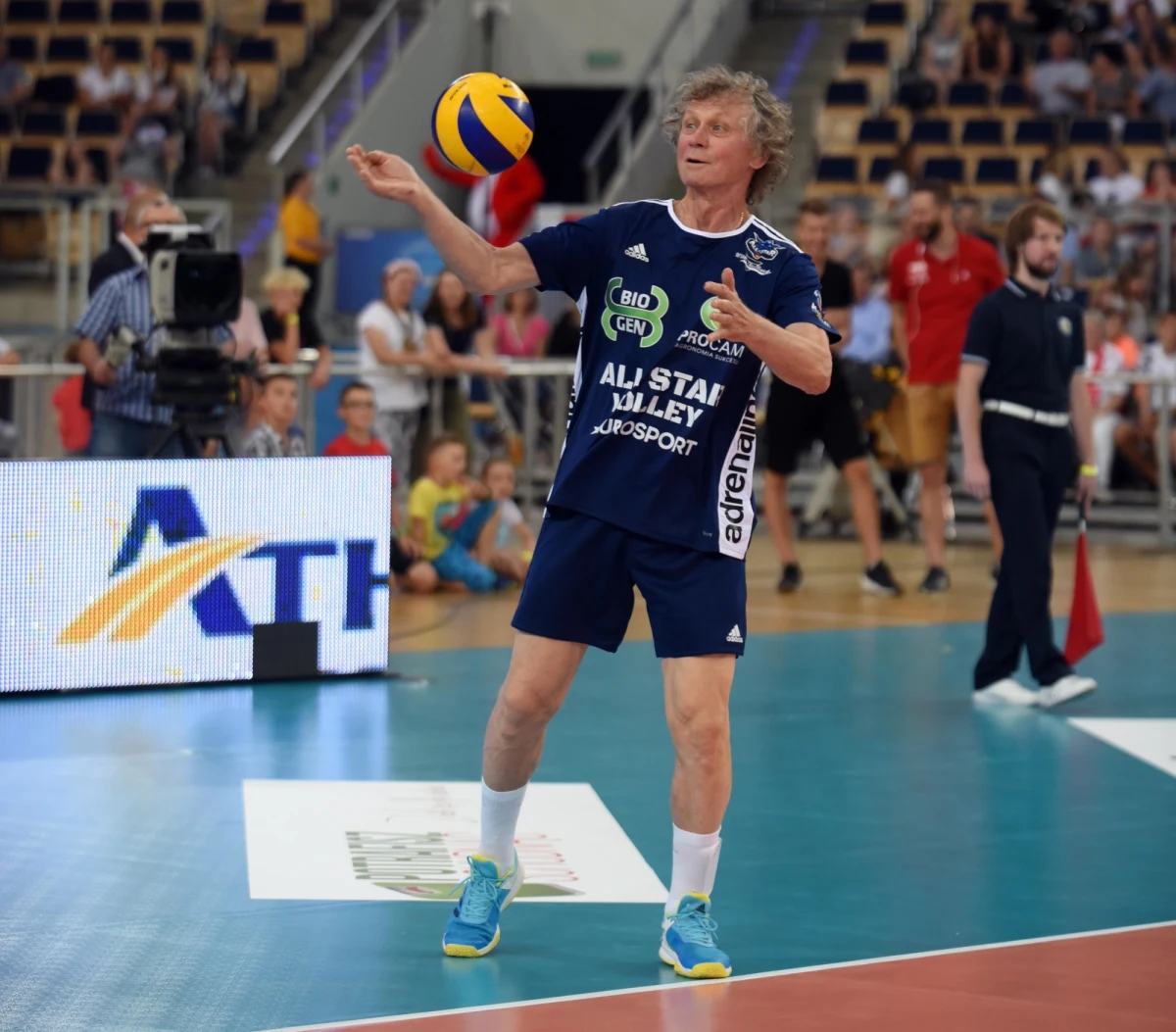 Polscy siatkarze rozpoczną dziś rywalizację w igrzyskach olimpijskich. Biało-czerwoni w swoim pierwszym grupowym meczu w Tokio zmierzą się z reprezentacją Iranu. Złoty medalista Igrzysk Olimpijskich z Montrealu Ryszard Bosek wierzy, że reprezentacja Vitala Heynena wróci do kraju ze złotym medalem. "Mam nadzieję, że będziemy mogli ich przywitać ze złotymi medalami. Trzeba przyznać, że jak o tym mówię, to łzy stają mi w oczach i to mimo że nasz medal był już tak dawno" - mówi Ryszard Bosek, z którym rozmawiał Wojciech Marczyk z redakcji sportowej RMF FM.