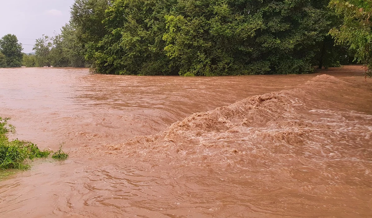 Straty po nawałnicach, które przeszły w nocy z soboty na niedzielę przez gminę Myślenice w Małopolsce zostały oszacowane na ponad 12 mln zł - poinformował burmistrz Jarosław Szlachetka. 
