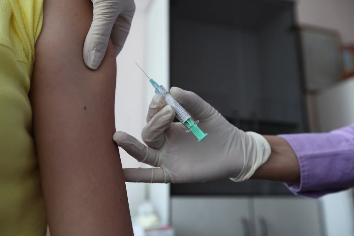 Europejska Agencja Leków (EMA) dopuściła dziś do użytku szczepionkę przeciw Covid-19 firmy Moderna u młodzieży w wieku od 12 do 17 lat. Ma być stosowana w taki sam sposób, jak u osób od 18. roku życia wzwyż.