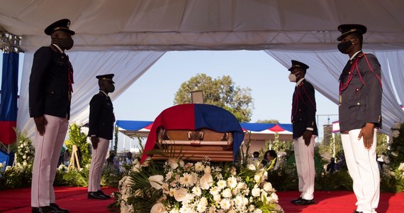 Podczas pogrzebu prezydenta Haiti Jovenela Moise, który został zamordowany 7 lipca, rozległy się strzały. Według doniesień agencji Reutera, delegacja władz USA skróciła swój pobyt w tym kraju. 