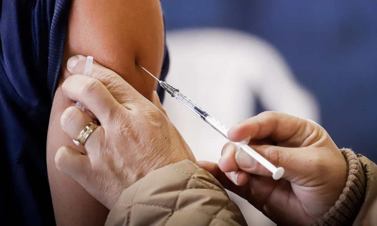 Rząd Hiszpanii ogłosił, że szczepienia przeciwko Covid-19 będą prowadzone co roku, a władze kraju zagwarantowały już dostawę preparatów przeciwko tej chorobie na latach 2022-2023. 