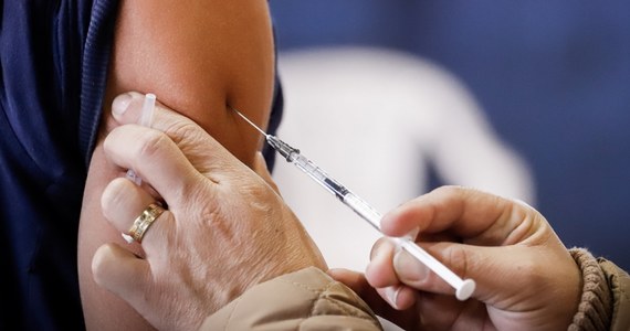 Rząd Hiszpanii ogłosił, że szczepienia przeciwko Covid-19 będą prowadzone co roku, a władze kraju zagwarantowały już dostawę preparatów przeciwko tej chorobie na latach 2022-2023. 