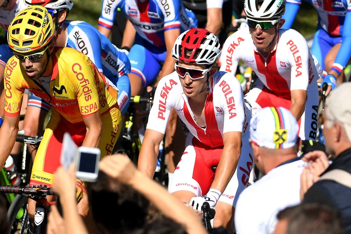 Szanse na pierwsze medale igrzysk olimpijskich w Tokio mają w sobotę polscy sportowcy. Największe nadzieje kibice znad Wisły wiążą ze startem Rafała Majki, ale także Michała Kwiatkowskiego, w kolarskim wyścigu ze startu wspólnego. Olimpijską rywalizację rozpoczną również m.in. nasi tenisiści Iga Świątek i Kamil Majchrzak oraz w deblu Łukasz Kubot i Hubert Hurkacz, biało-czerwoni siatkarze, którzy zmierzą się z drużyną Iranu, i nasi koszykarze 3x3, którzy rozegrają aż dwa spotkania. Sprawdźcie dokładny program sobotnich startów Polaków!