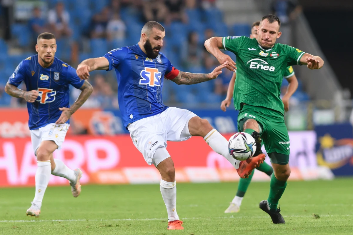 Nie było zwycięzców w piątkowych meczach piłkarskiej ekstraklasy, inaugurujących sezon 2021/22. Bruk-Bet Termalica Nieciecza zremisował u siebie ze Stalą Mielec 1:1, a Lech Poznań z Radomiakiem 0:0. 