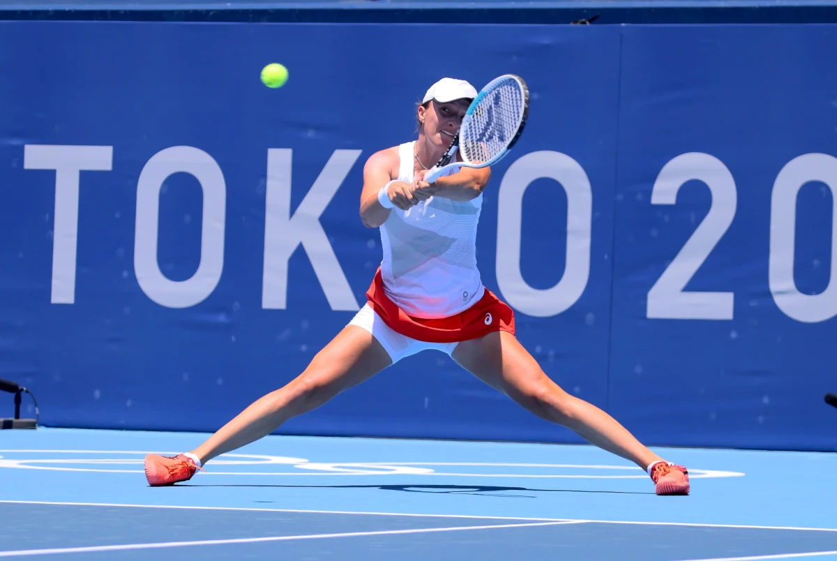 Iga Świątek pokonała niemiecką tenisistkę Monę Barthel 6:2, 6:2 i awansowała do drugiej rundy turnieju olimpijskiego w Tokio.