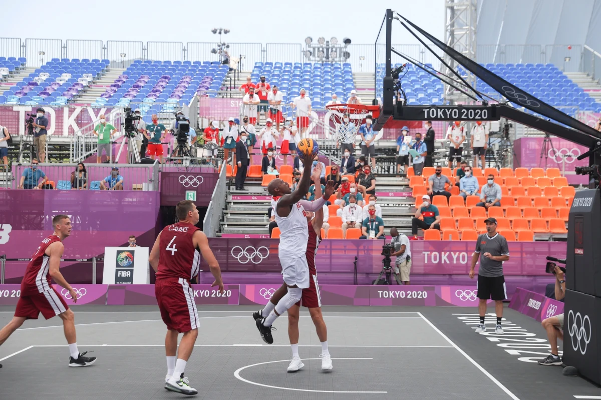 Polscy koszykarze 3x3 przegrali z Łotwą 14:21 w inauguracyjnym meczu olimpijskiego turnieju w Tokio. 