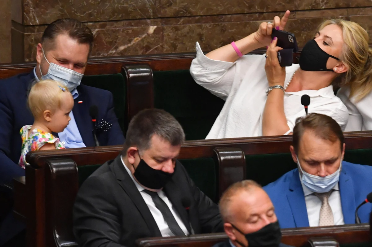 Niemowlę przyczyną zamieszania w Sejmie. Posłanka PiS Katarzyna Sójka przyszła na salę posiedzeń ze swoją córką. Nie spodobało się to prowadzącemu obrady wicemarszałkowi Sejmu Włodzimierzowi Czarzastemu.