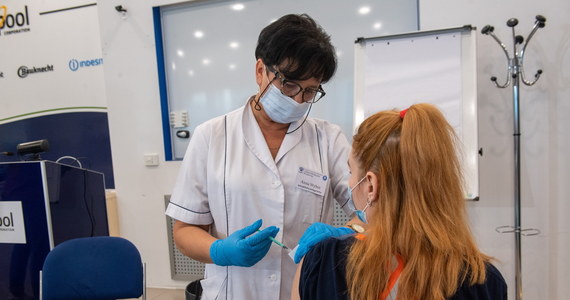 „Mieszanie szczepionek przeciw Covid-19 jest bezpieczne” – powiedziała prof. Magdalena Marczyńska. Dodała, że chodzi o to, aby osoby, które miały odczyn poszczepienny po pierwszej dawce, mogły dokończyć szczepienie.