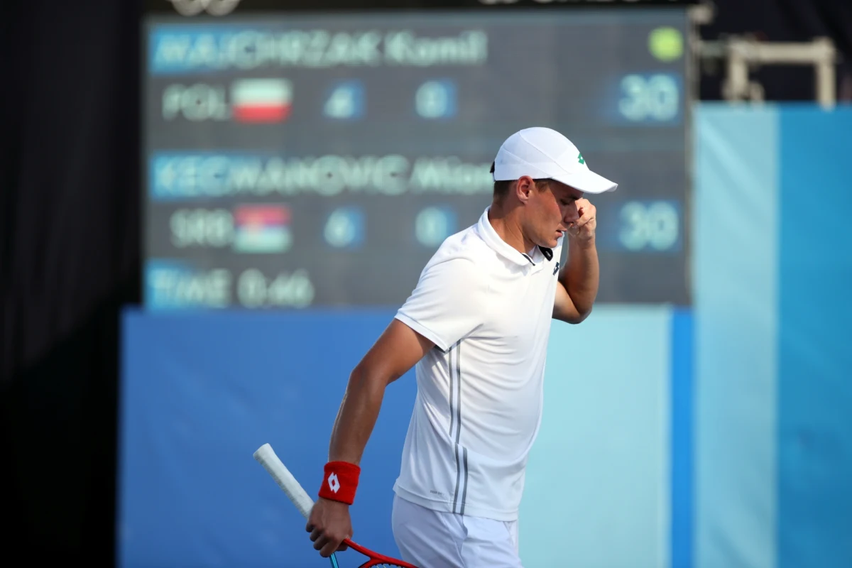 Kamil Majchrzak przegrał z wyżej notowanym Serbem Miomirem Kecmanovicem 4:6, 2:6 i odpadł w pierwszej rundzie olimpijskiego turnieju tenisistów w Tokio.
