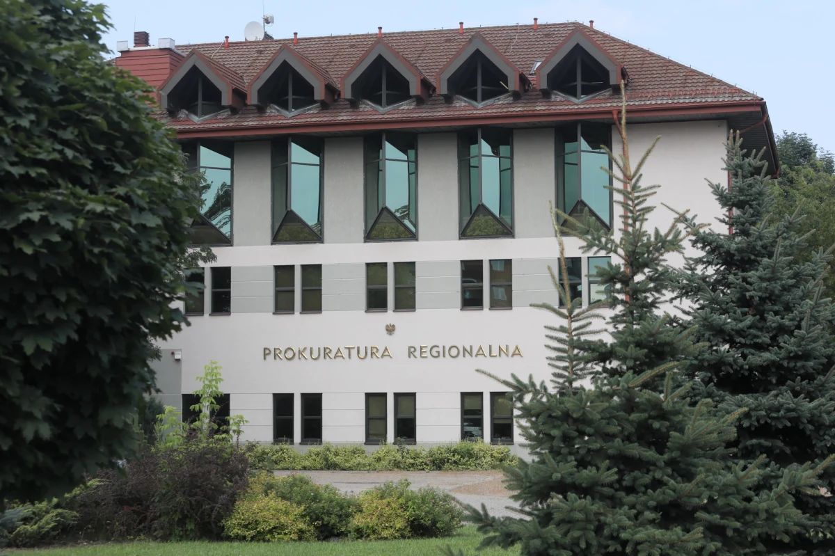 O godz. 9 w Prokuraturze Regionalnej w Białymstoku stawiła się żona zatrzymanego wczoraj syna Mariana Banasia - Jakuba Banasia. Jak usłyszał od prokuratora prowadzącego dziennikarz RMF FM Piotr Bułakowski, kobieta była przesłuchiwana. W Prokuraturze Regionalnej w Białymstoku stawił się też Jakub Banaś oraz dyrektora Izby Administracji Skarbowej w Krakowie Tadeusza G. - poinformowali śledczy. Po kilku godzinach cała trójka usłyszała zarzuty.