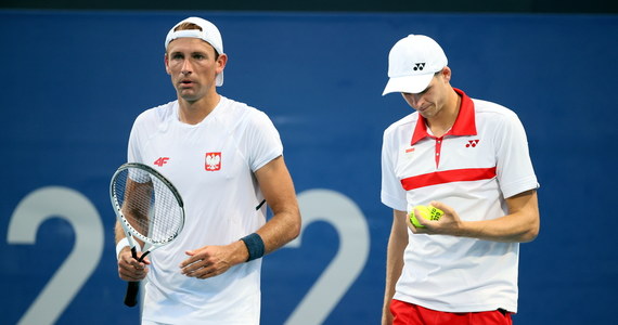 Rozstawieni z numerem piątym Hubert Hurkacz i Łukasz Kubot przegrali z niemiecką parą Jan-Lennard Struff, Alexander Zverev 2:6, 6:7 (5-7) i odpadli w pierwszej rundzie debla olimpijskiego turnieju tenisistów w Tokio.