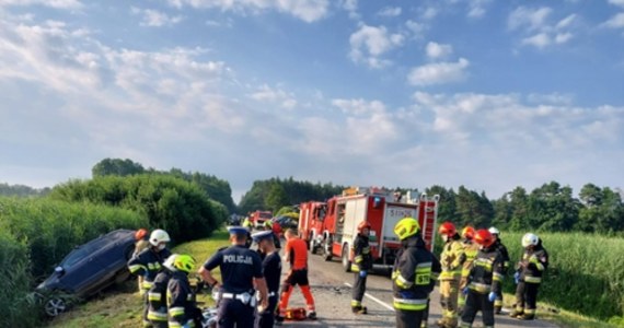 Dziesięć osób - w tym trzy w stanie ciężkim - trafiło do szpitala po zderzeniu samochodu osobowego i busa, którym podróżowało 9 pasażerów. Do zdarzenia doszło rano na drodze nr 784 w miejscowości Wygoda pod Radomskiem.