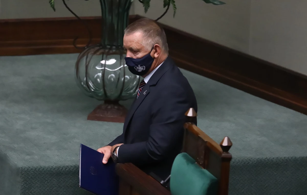 Syn szefa NIK Jakub Banaś, jego żona Agnieszka oraz szef Izby Skarbowej w Krakowie Tadeusz G. usłyszeli zarzuty – poinformowała Prokuratura Regionalna w Białymstoku. Wobec całej trójki zastosowano poręczenie majątkowe oraz dozór policji. 