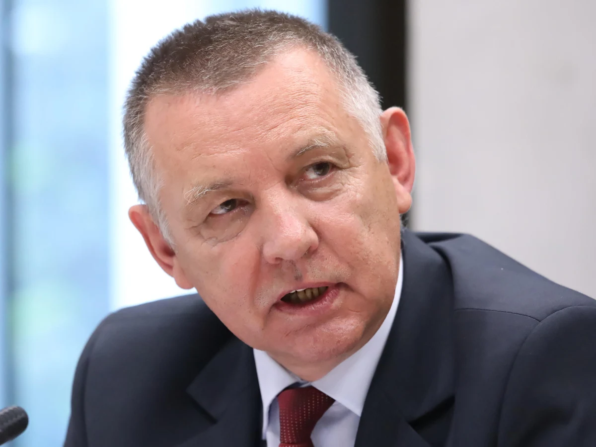 Jeśli dokonasz niewłaściwego wyboru w życiu prywatnym, konsekwencje ponosisz tylko ty. Jeśli pomyli się ktoś działający w twoim imieniu, skutki też dotykają ciebie, a nie jego. Na tym polega demokracja, w której suweren zredukowany jest do aktualnie rządzącej większości. Jeśli jednak zawiodły osoby wskazane przez rządzących, to może w istocie zawiedli rządzący?