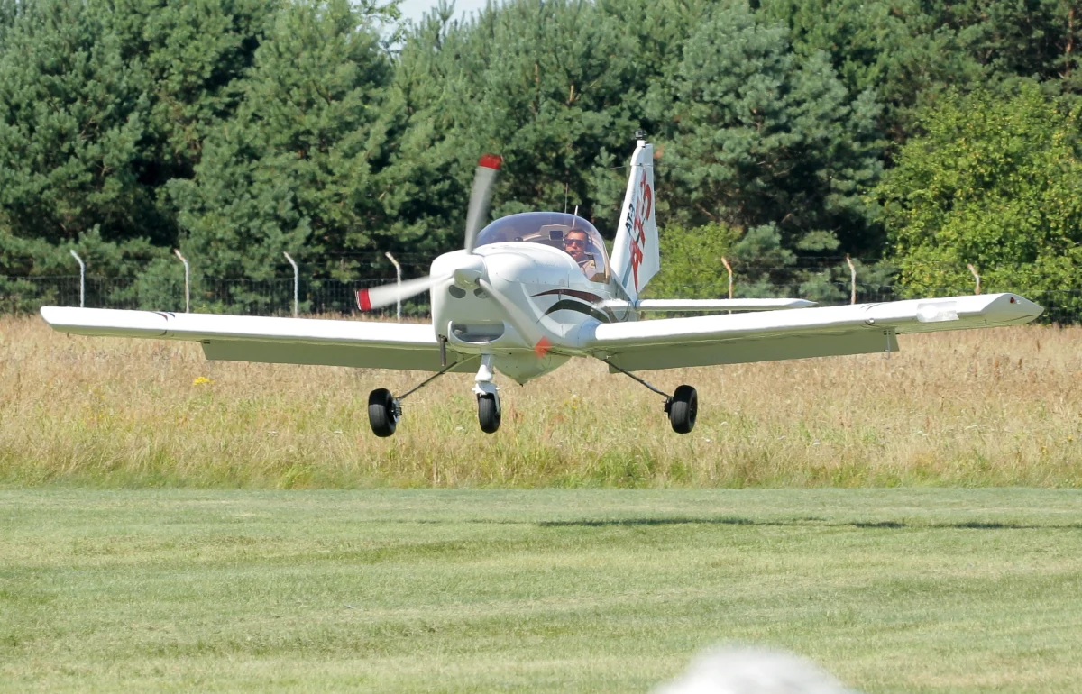 Nietypowy wypadek lotniczy w małopolskiej Łososinie. Zderzyły się tam dwa samoloty, ale żaden z nich nie znajdował się w powietrzu. 
