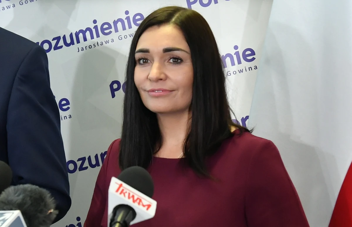 ​Posłanka Porozumienia Magdalena Sroka została odwołana z sejmowej komisji rolnictwa. Wcześniej usłyszała, że w komisji zasiada za dużo osób. Potem dowiedziała się jednak, że do komisji przyjmowani są nowi posłowie.