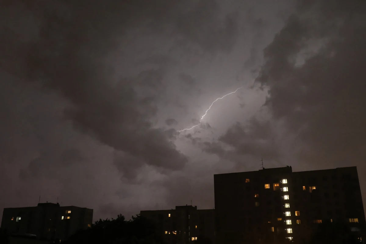 W niedzielę będzie bardzo ciepło, natomiast niemal w całym kraju pojawiać się będą przelotne opady deszczu, a miejscami wystąpią dość gwałtowne burze - prognozuje synoptyk IMGW Jakub Gawron. Opady deszczu wyniosą do 20 mm, a porywy wiatru - do 70 km/h.