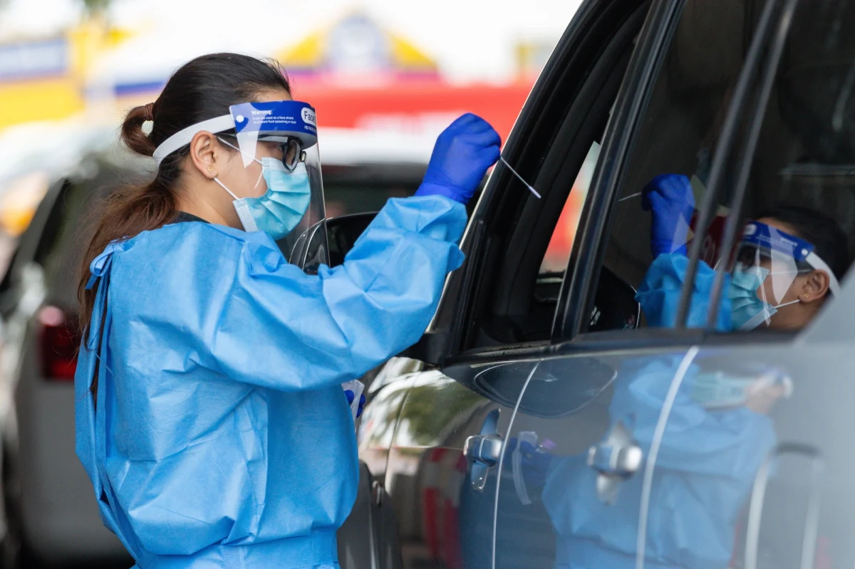 W Izraelu, najbardziej zaszczepionym kraju świata, notuje się wzrost liczby zakażeń. Po raz pierwszy od czterech miesięcy zanotowano ponad 10 tys. osób zakażonych koronawirusem - poinformowało izraelskie ministerstwo zdrowia. ​81 Izraelczyków jest w poważnym stanie, a 23 w krytycznym. 