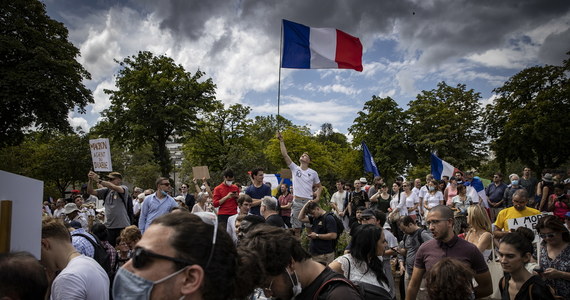 Wielotysięczne manifestacje przeciwko paszportom covidowym odbywały się dziś w wielu miastach Francji. W Paryżu, Lyonie i Marsylii doszło do potyczek manifestujących z policją, która użyła gazu łzawiącego.