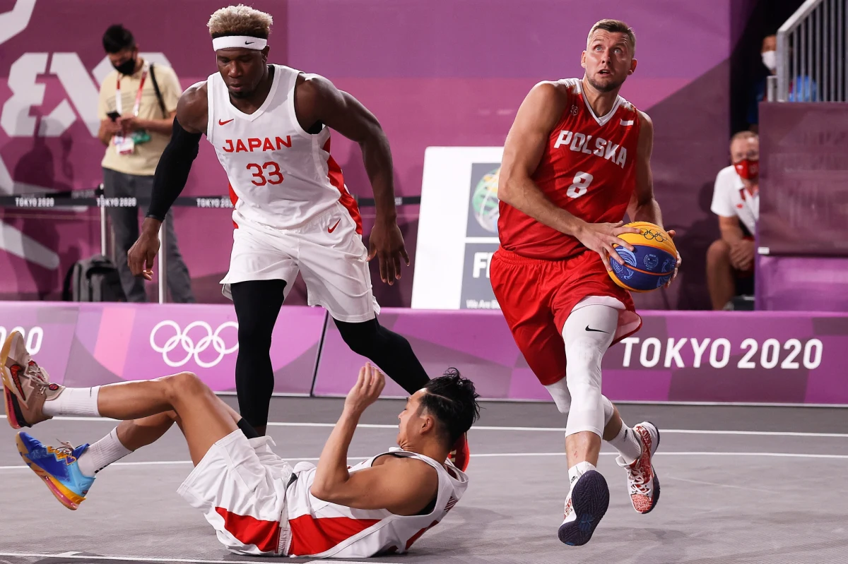 Kolejne dwa mecze koszykarzy 3x3 - z Serbią i Rosyjskim Komitetem Olimpijskim (RKO), wyścig ze startu wspólnego kolarek z Katarzyną Niewiadomą, pierwsze mecze siatkarzy plażowych i w singlu tenisisty Huberta Hurkacza - to najważniejsze wydarzenia niedzieli z udziałem polskich zawodników na igrzyskach w Tokio.